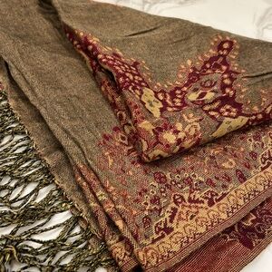 😀😀😀Large pashmina scarf. Soft. Taupe, neutrals, and deep red color. Reversible.